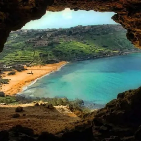 Sunset Court Self Catering Sea View Apartment Għajnsielem Esterno foto