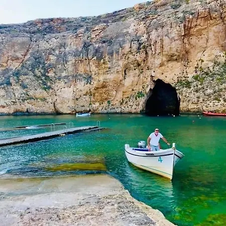 Sunset Court Self Catering Sea View Apartment Għajnsielem Esterno foto